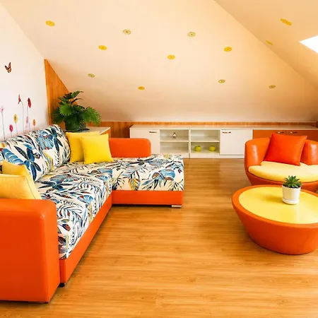 Cozy Mansard Apartment-steps From The Apartmán