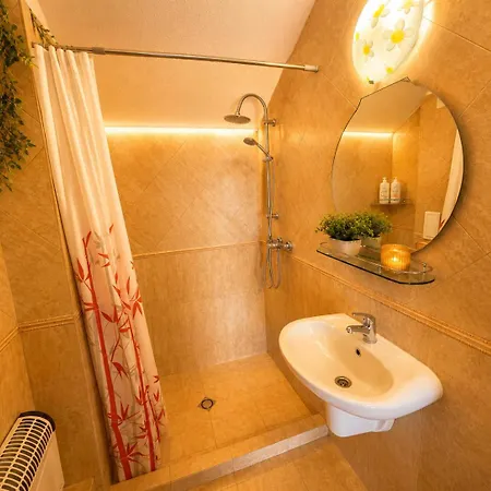 Cozy Mansard Apartment-steps From The Apartmán *